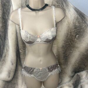Frederick’s of Hollywood lingerie set, bra and panty, size Med/Sm